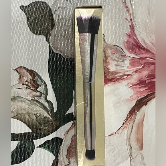 NEVER USED!! Stila - Shape & Shade Custom Contour Brush - Picture 2 of 3